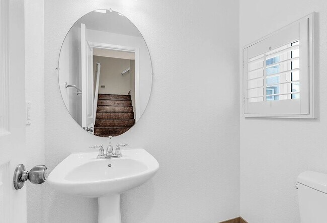 Building Photo - 443 Almond Rd