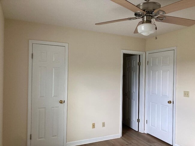 Building Photo - 606 Windcrest Dr