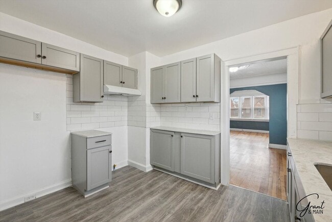 Building Photo - 4 bedroom $1300