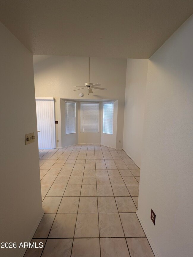 Building Photo - 2325 E Lakecrest Dr