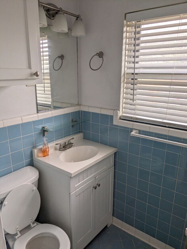 Building Photo - Spacious 4 Bed 2 Bath with Enclosed Patio and Stainless Steel Appliances