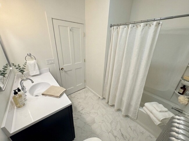 Building Photo - 21 Avon St