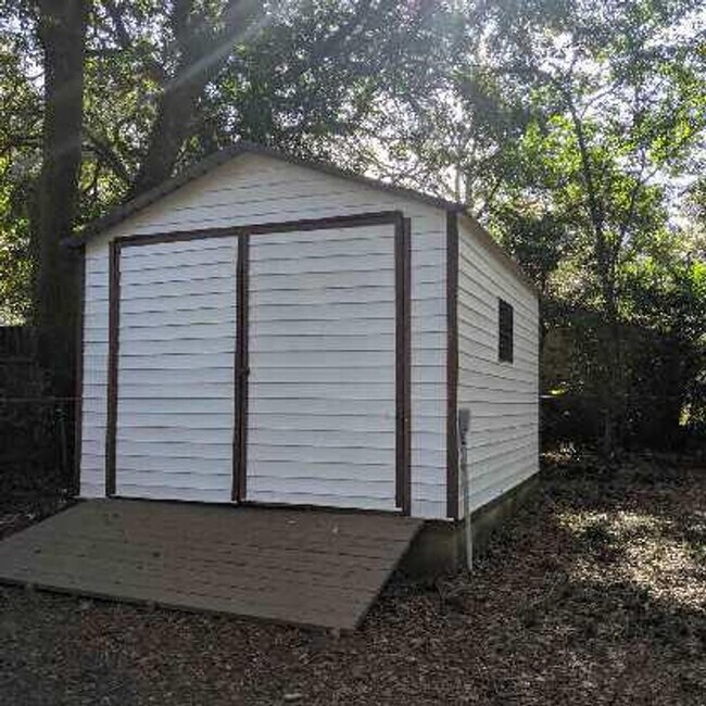 Building Photo - Brick Home 3 bed 2 bath