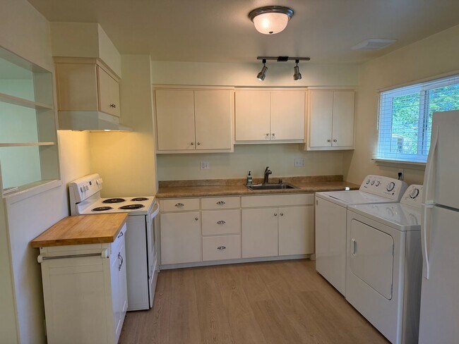 Building Photo - Updated 2 bedroom 1 bathroom house in Eugene!