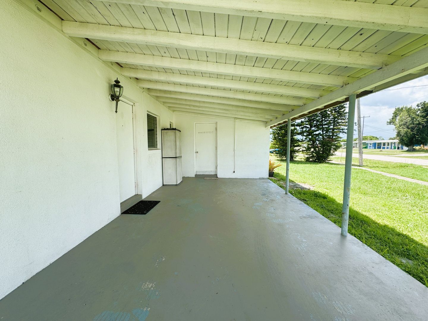 Building Photo - Cozy 3 Bedroom Home with Updated Kitchen and Spacious Yard in Port Charlotte