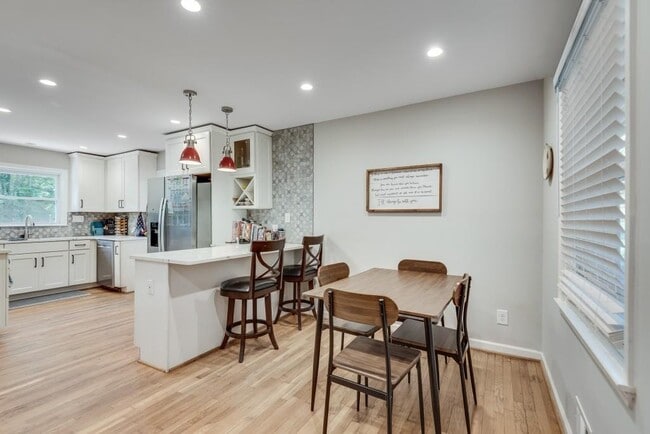 Building Photo - 3201 Valaire Dr