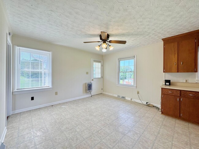 Building Photo - Southern Charm
