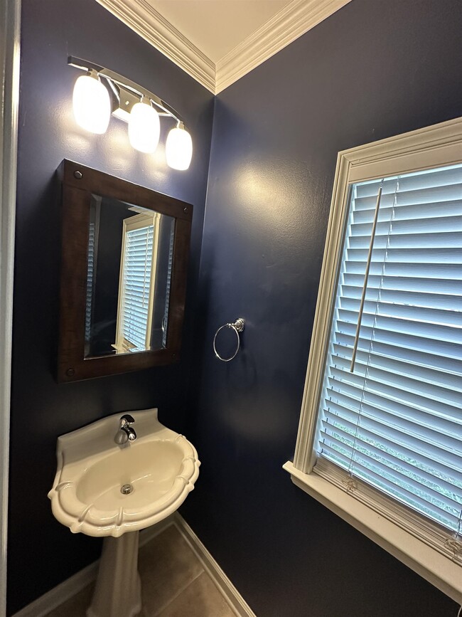 Building Photo - 1354 Island Pl E