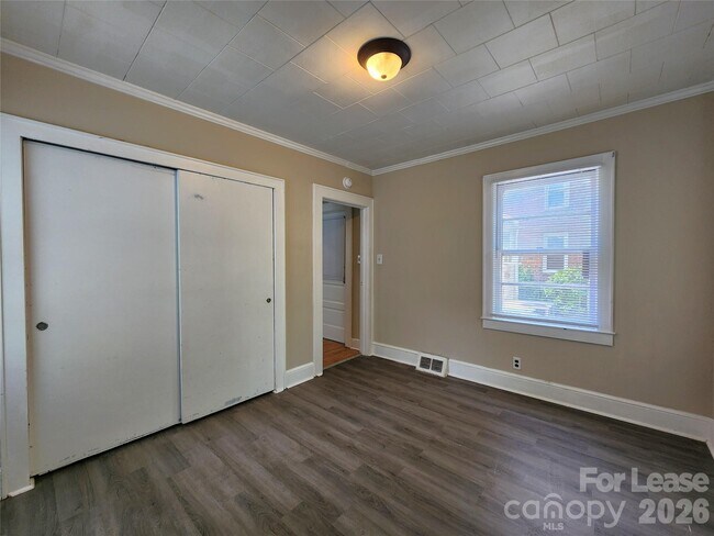 Building Photo - 907 S Jackson St