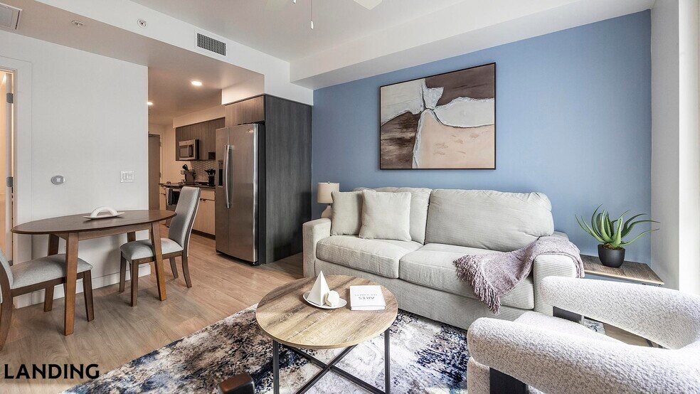 Building Photo - 707 S Farmer Ave