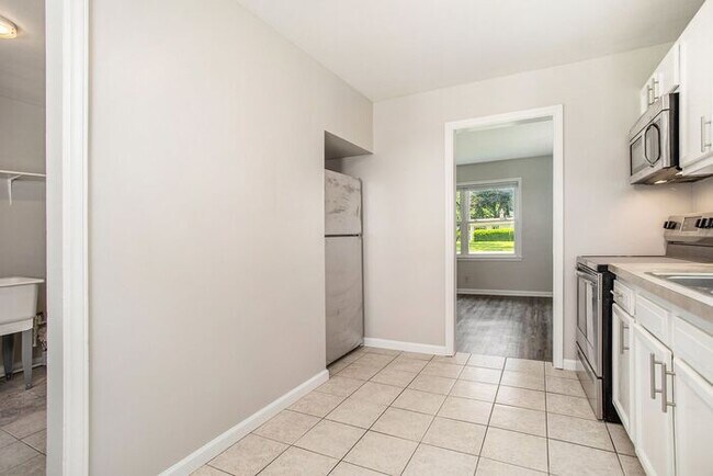 Building Photo - Charming 3-Bed/1-Bath Ranch Style with Garage