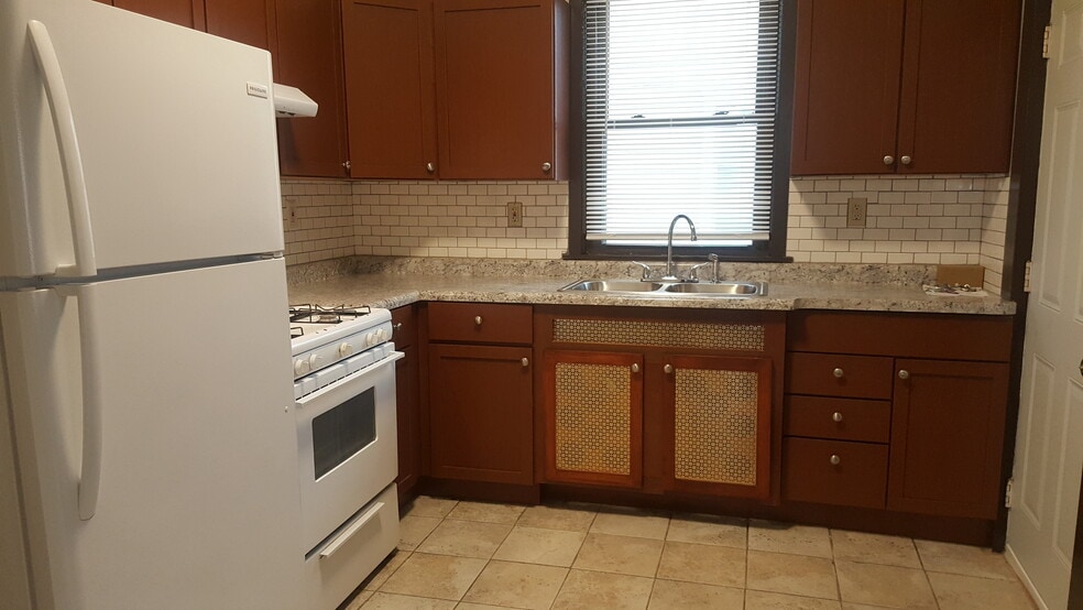 kitchen. no dishwasher, sorry - 3300 1st Ave S