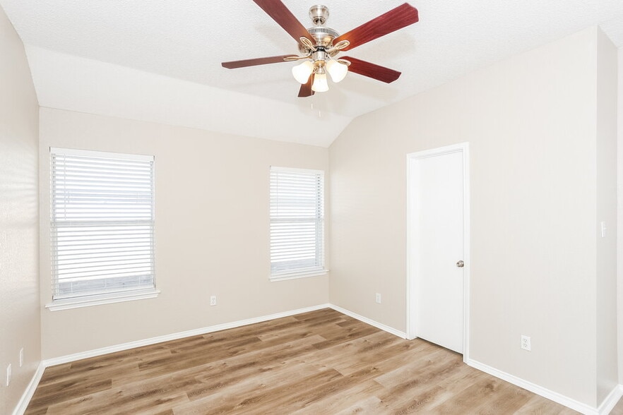 Building Photo - 1041 Glencrest Dr