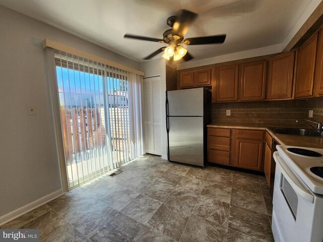 Building Photo - 8108 Salt Lake Dr