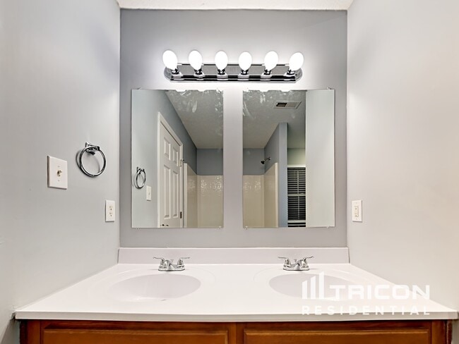 Building Photo - 5725 Shining Oak Ln