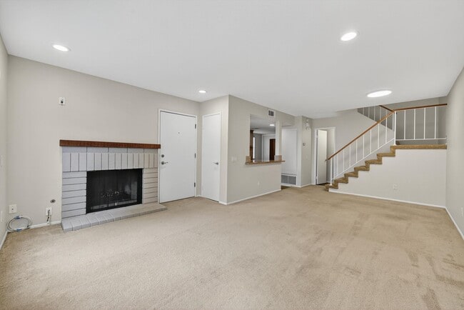 Building Photo - Spacious 3-Bedroom Townhome in Orangethorp...