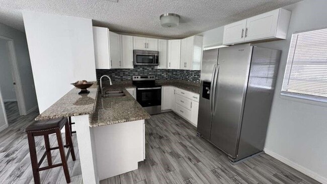 Building Photo - 545 Oak Dr