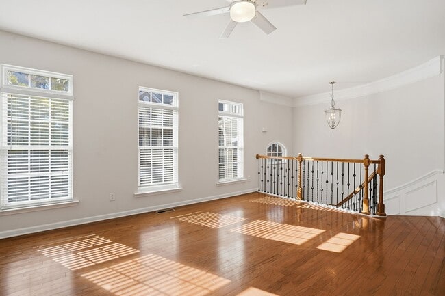 Building Photo - STUNNING TOWNHOME-AVAILABLE FOR IMMEDIATE ...