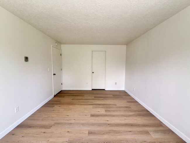 Building Photo - Lake Oswego 2 Bedroom Condo with $500 Move-In Incentive – Utilities Included!