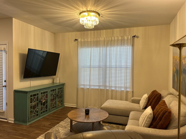 Building Photo - Room in Townhome on Murray Br Dr