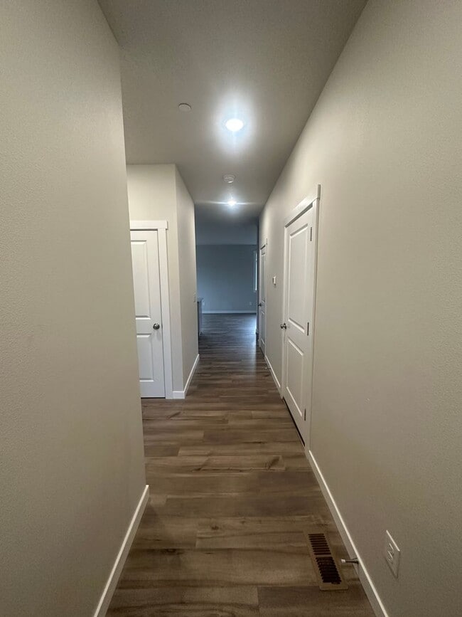 Building Photo - Newer low maintenance duplex in highly desired Camas area w/ great schools!