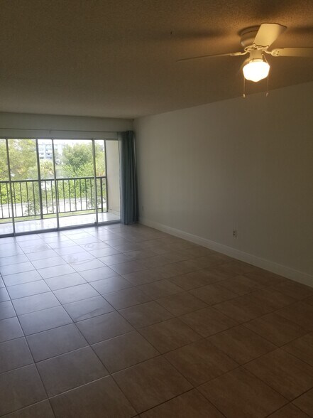 Primary Photo - 9150 Fontainebleau Blvd