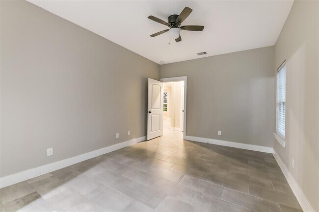 Building Photo - 15407 Cypress Gdns Dr