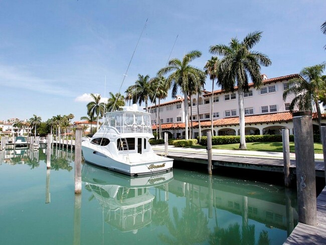 Building Photo - 19126 Fisher Island Dr