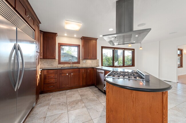 Kitchen - 570 Okeefe St