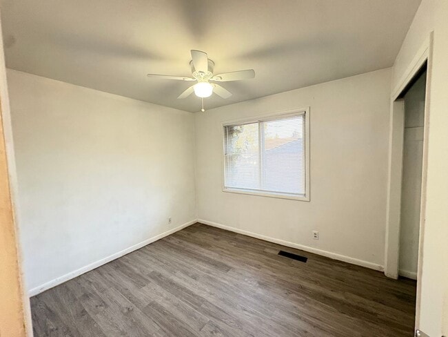 Building Photo - 437 Circleway Dr