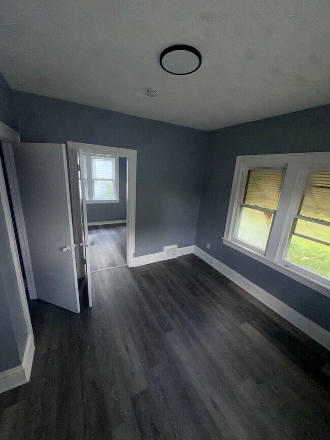 Building Photo - Charming 3-Bedroom Property in Prime Location (SECTION 8 VOUCHERS ACCEPTED)