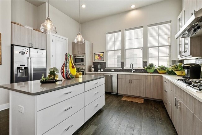 Building Photo - 1305 Town Creek Dr