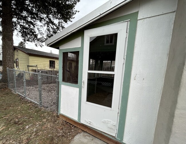 Building Photo - 1531 N Dickens St