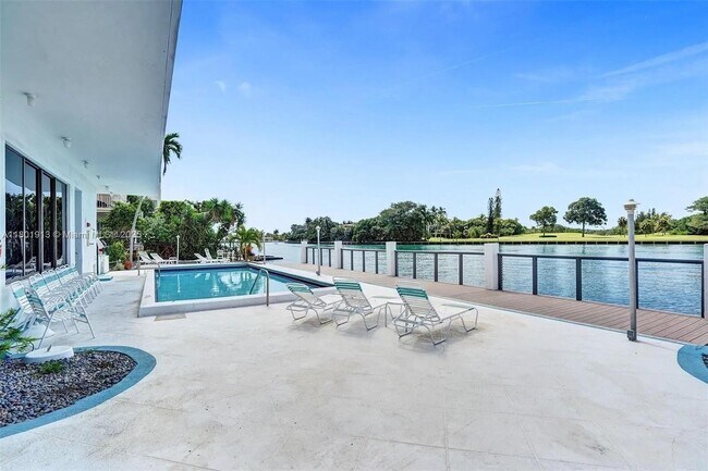 Building Photo - 9180 W Bay Harbor Dr