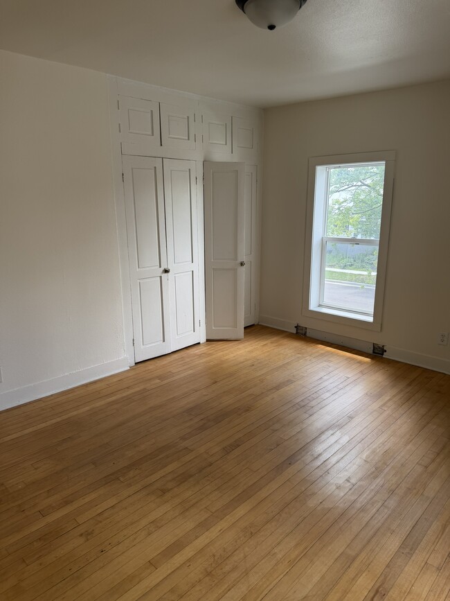 Building Photo - 613 S Dewey St