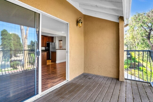 Building Photo - Great Two Bedroom Corner Unit in Villa Tos...