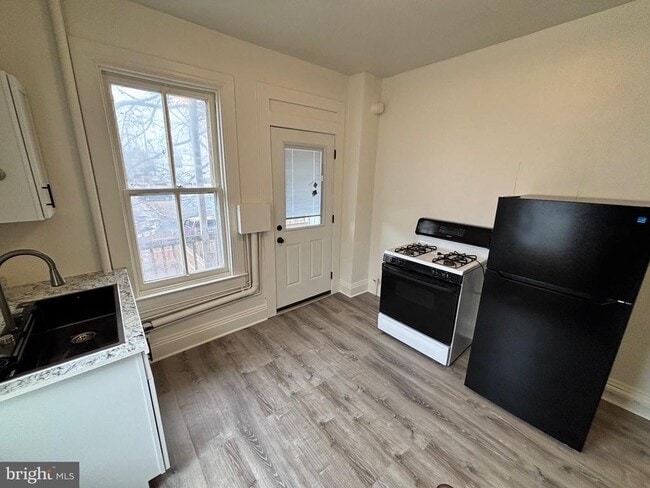 Building Photo - 659 W King St