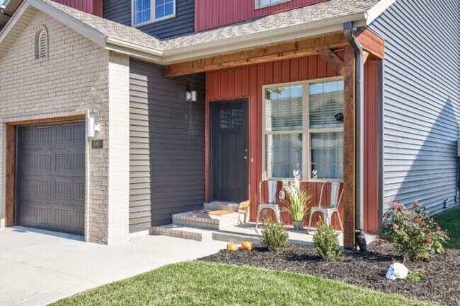 Building Photo - NEW LUXURY 3 BED 2.5 BATH TOWNHOUSE!!!