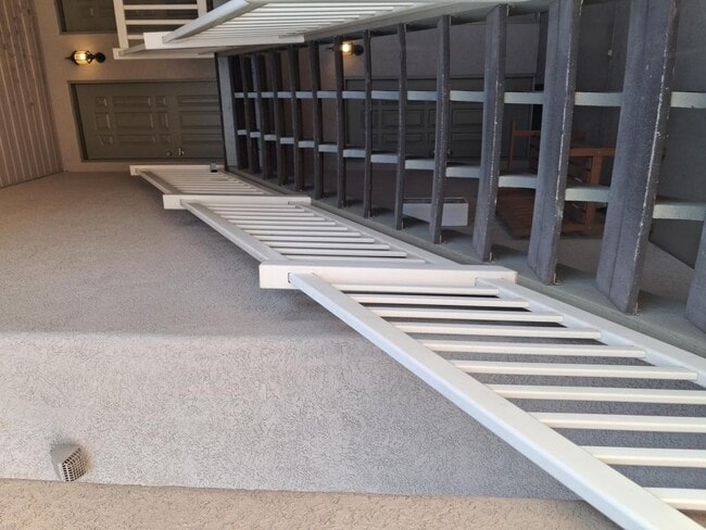 Building Photo - 985 E Mingus Ave