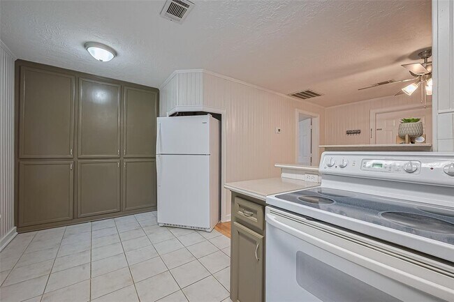 Building Photo - 1372 W Pine Lake Cir