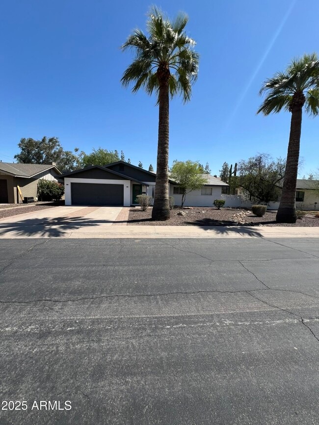 Primary Photo - 233 E Huntington Dr