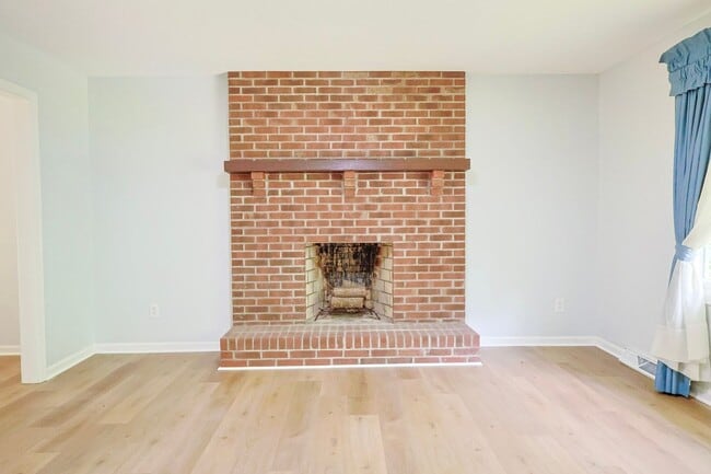 Building Photo - nice renovated 4 Bed 3 Bath