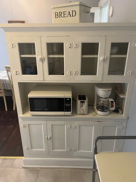 Building Photo - 208 Sutton St