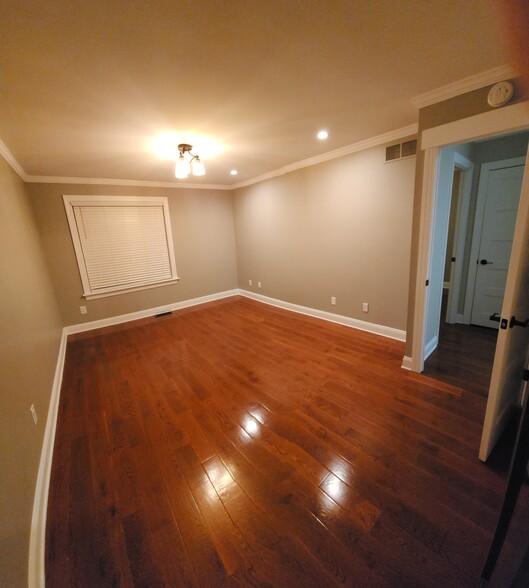 Main bedroom floor 2 - 5200 Hilltop Dr