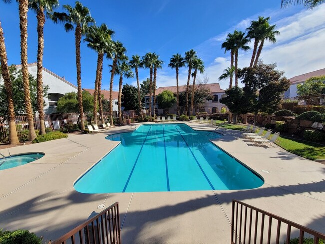 Building Photo - Gorgeous Henderson Condo with garage!
