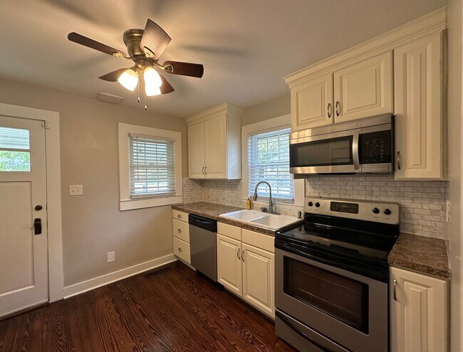 Building Photo - Modernized 3 bed 1 bath house