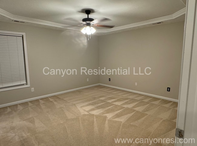 Building Photo - 5635 Thackeray Dr