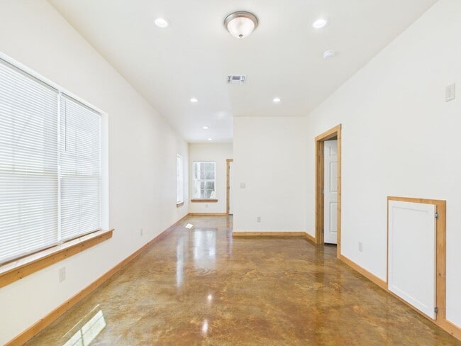 Building Photo - 1124 Thiele Ln
