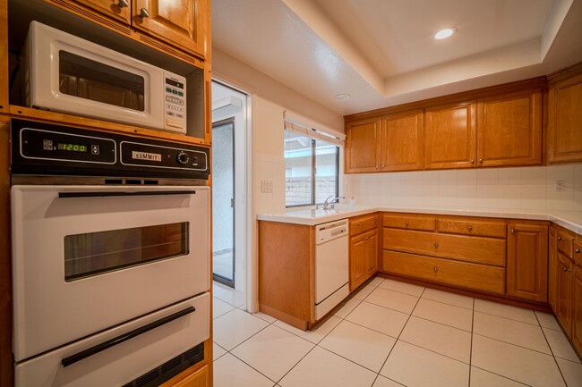 Building Photo - Fountain Valley Family home