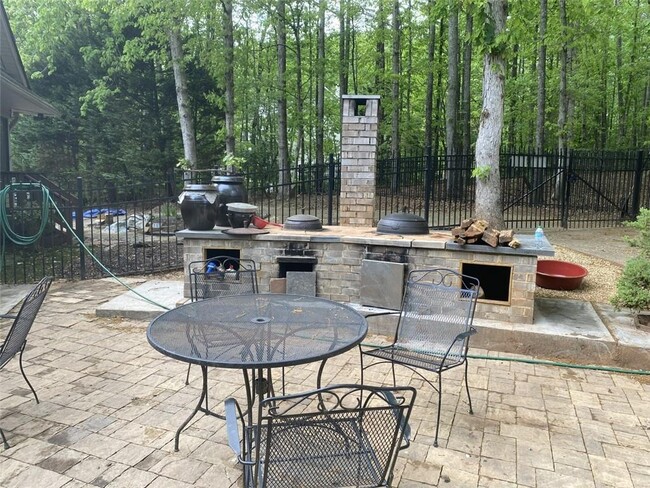 Building Photo - 225 Silver Birch Ct